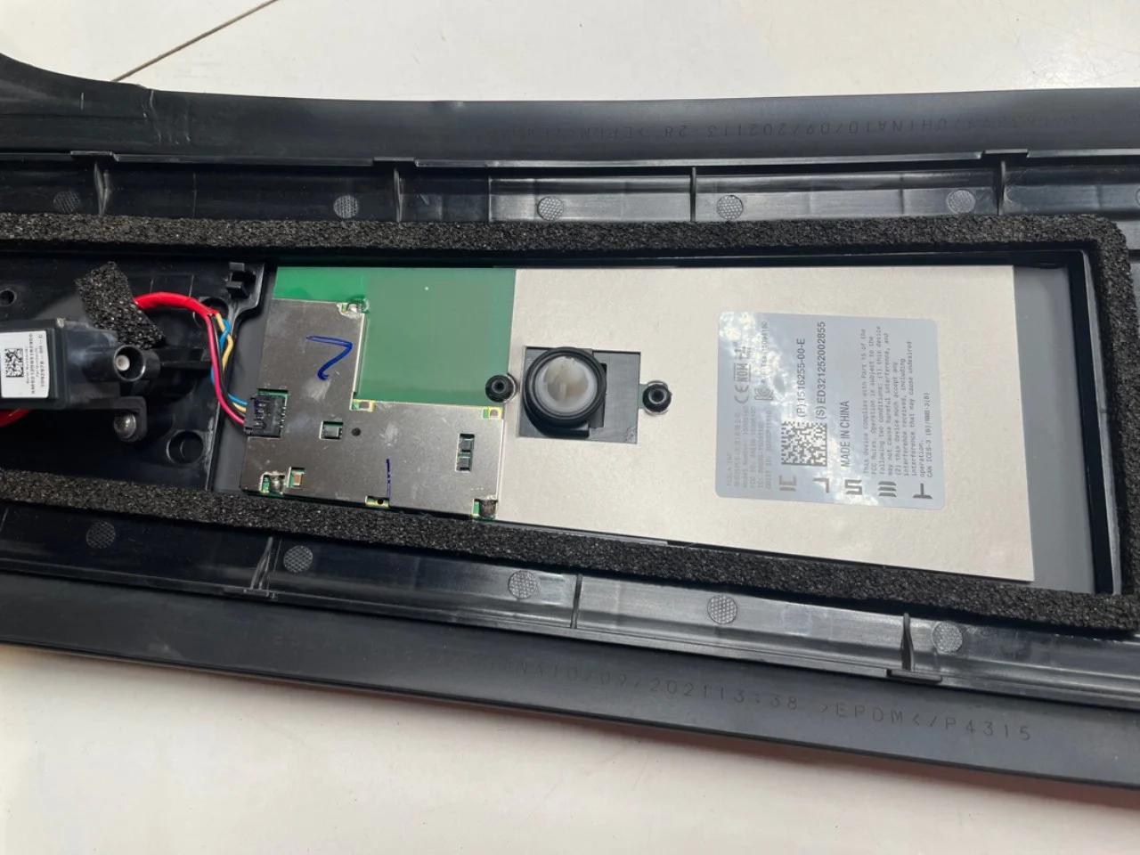 Tesla MODEL Y 2021- Body shell view 4
