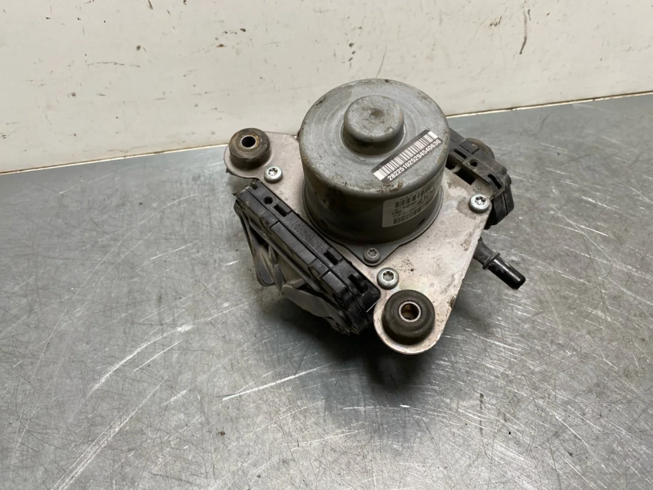 Mercedes B 180-200 W246/W242 2012-19 Vacuum pump view 2