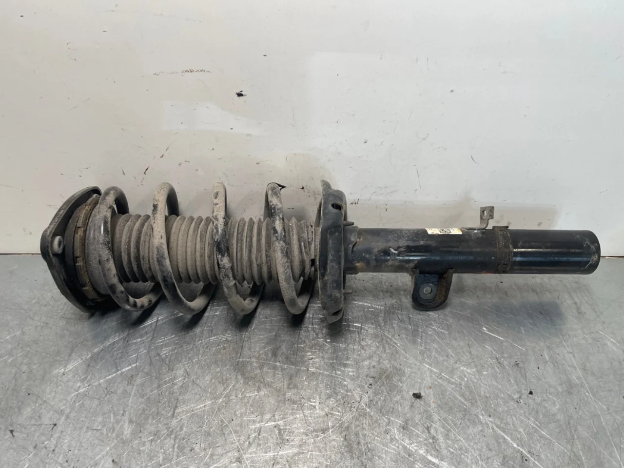 Strut assembly, front right