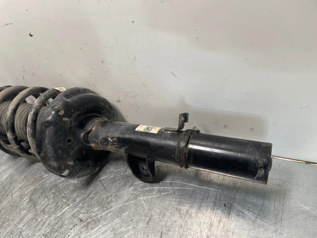 Strut assembly, front right view 3