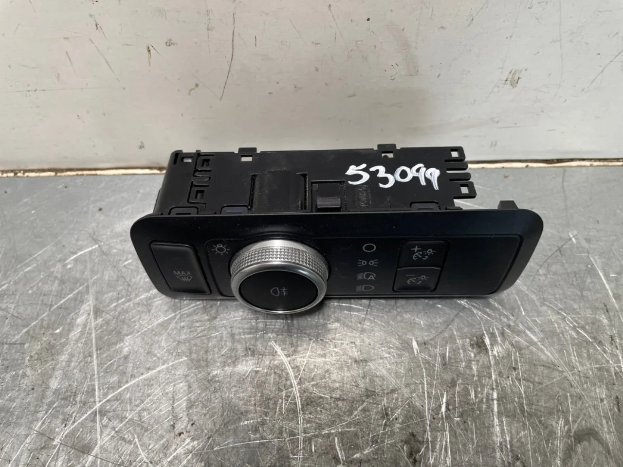 Ford MUSTANG MACH-E 2021- Headlight switch view 2