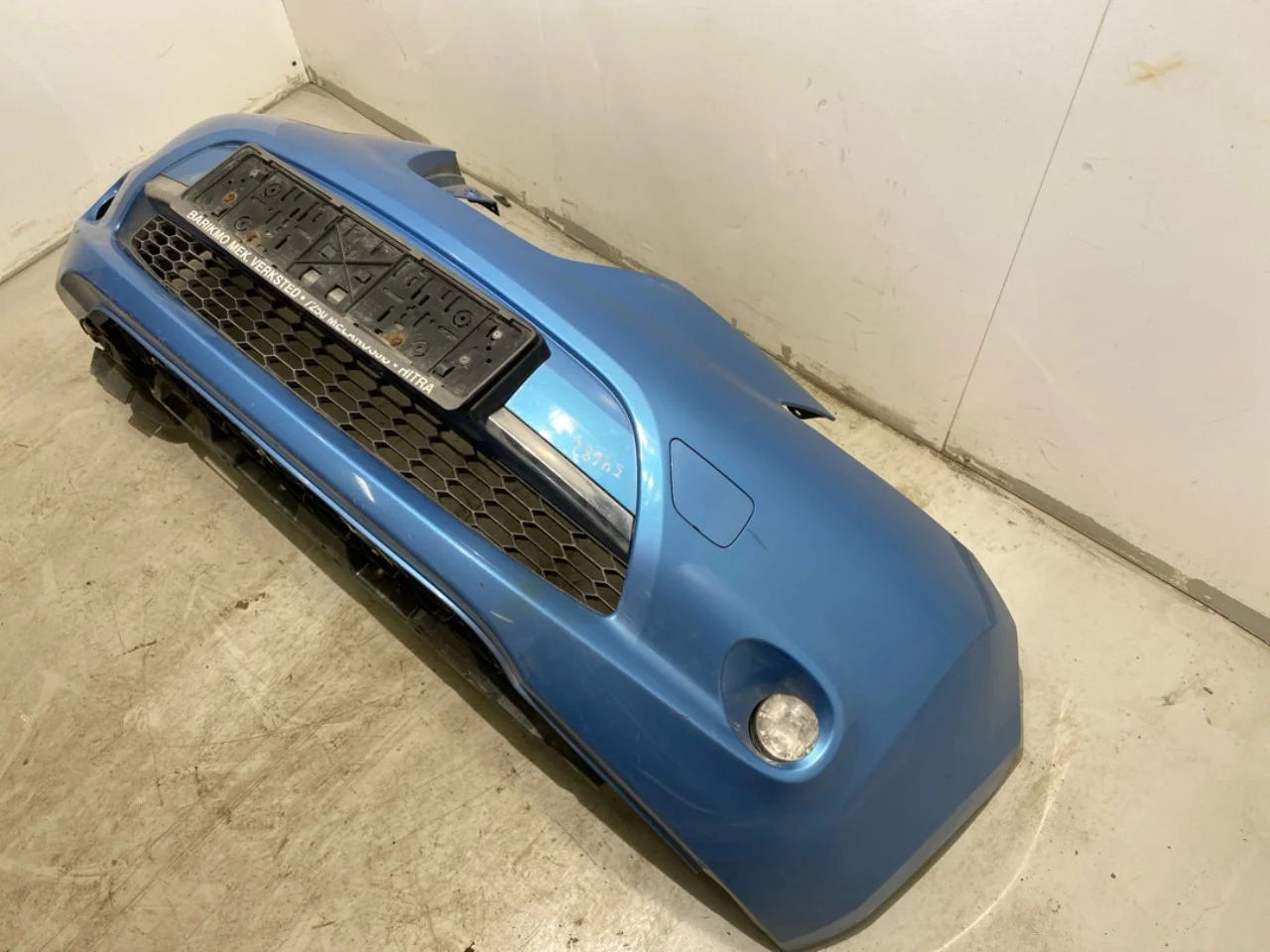 Nissan LEAF 2011-17 Front bumper view 3