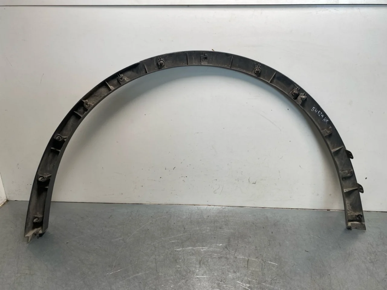 Tesla MODEL Y 2021- Wheel arch trim view 2