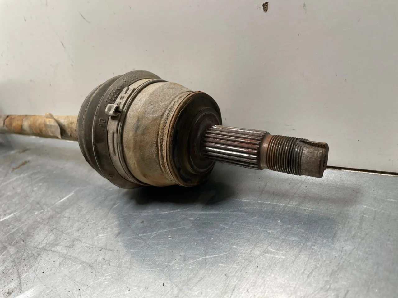 Fiat 500 2007->>24 Front right driveshaft view 3