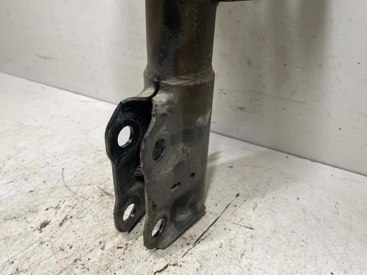 Subaru SOLTERRA 2022- Strut assembly, front right view 2