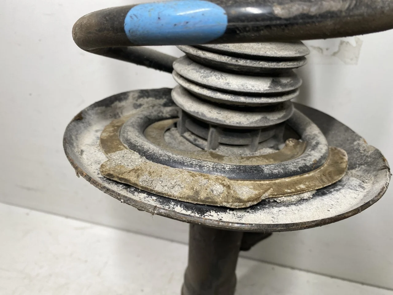 Subaru SOLTERRA 2022- Strut assembly, front right view 4