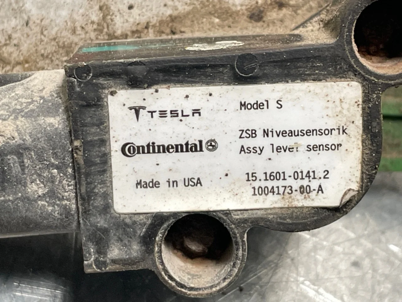 Tesla MODEL S 2013- Senzor reglaj nivel / suspensie pneumatică vedere 4