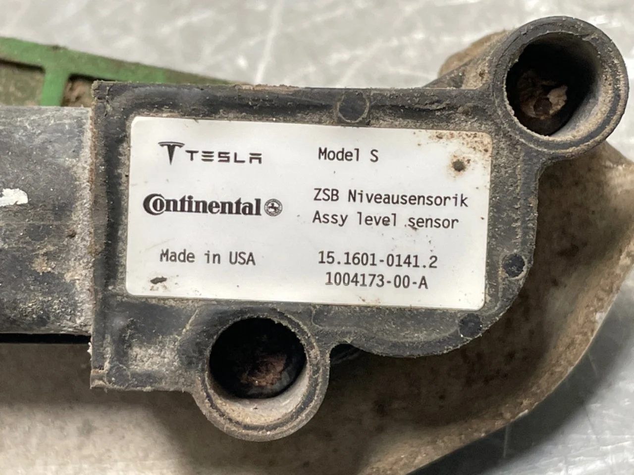 Tesla MODEL S 2013- Senzor reglaj nivel / suspensie pneumatică vedere 4