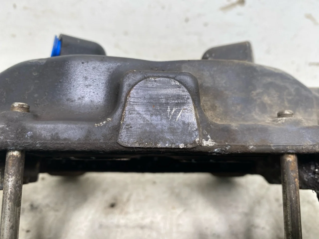 Tesla MODEL S 2013- Front left brake caliper view 2
