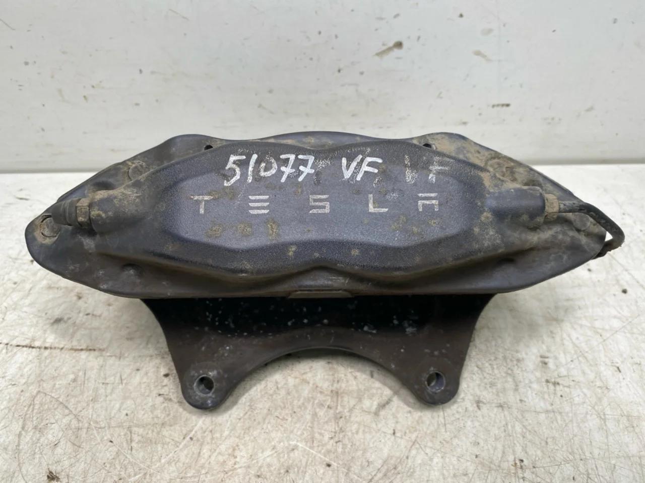Tesla MODEL S 2013- Front left brake caliper view 3