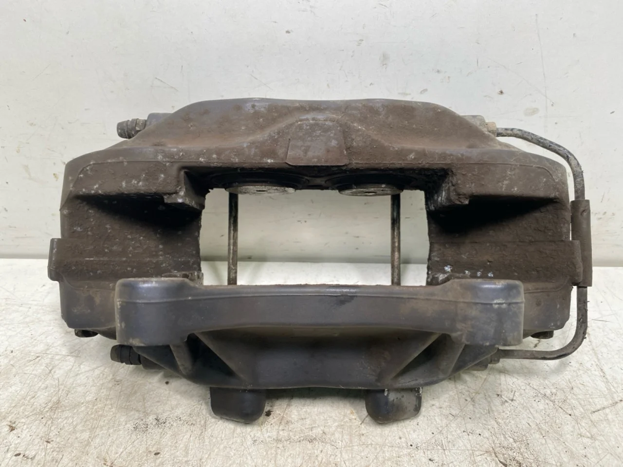 Tesla MODEL S 2013- Front left brake caliper view 4