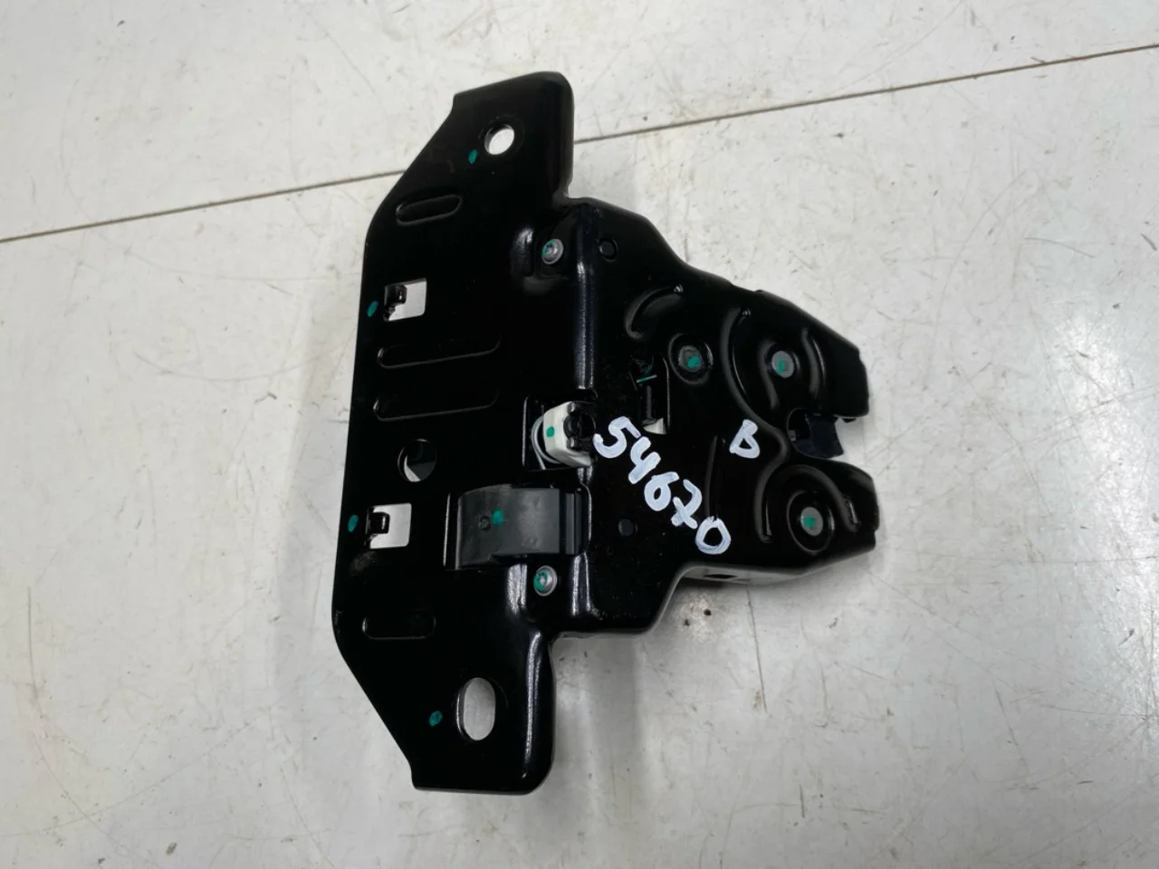 Tailgate lock