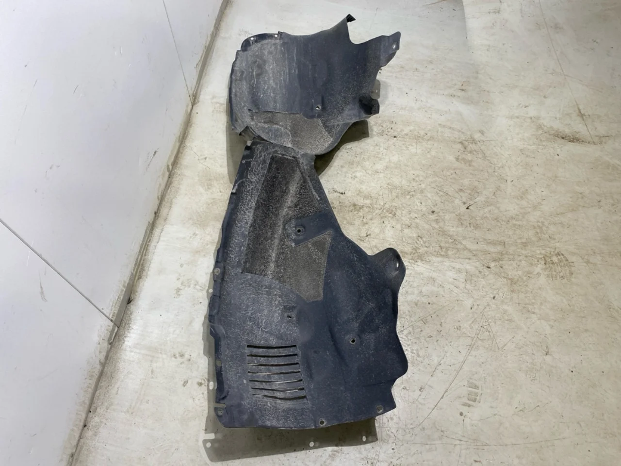 Tesla MODEL Y 2021- Inner fender liner view 2