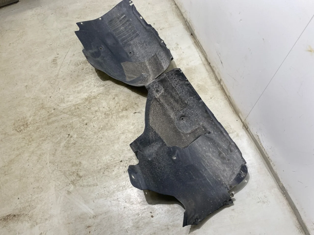 Tesla MODEL Y 2021- Inner fender liner view 3