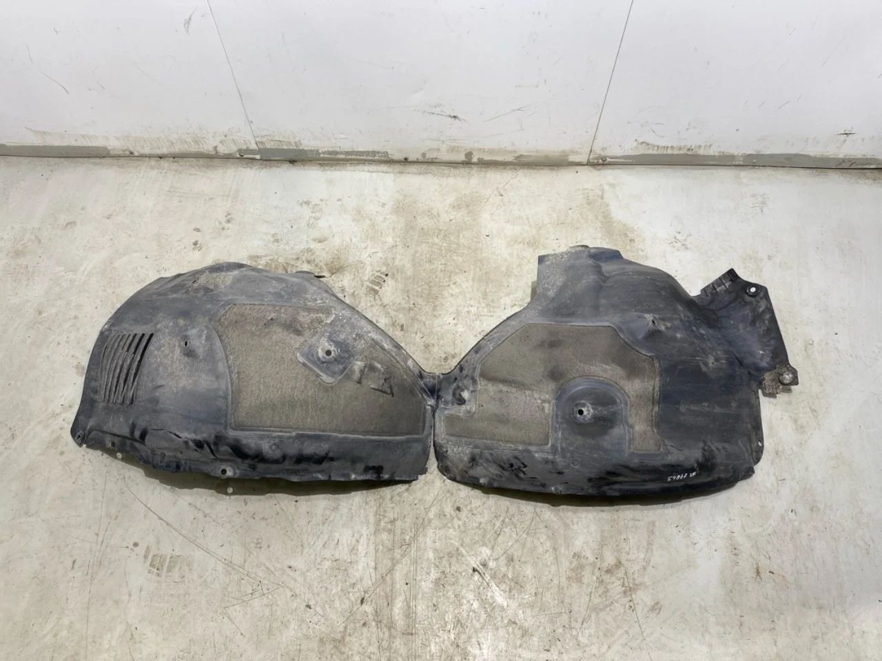 Tesla MODEL Y 2021- Inner fender liner view 4