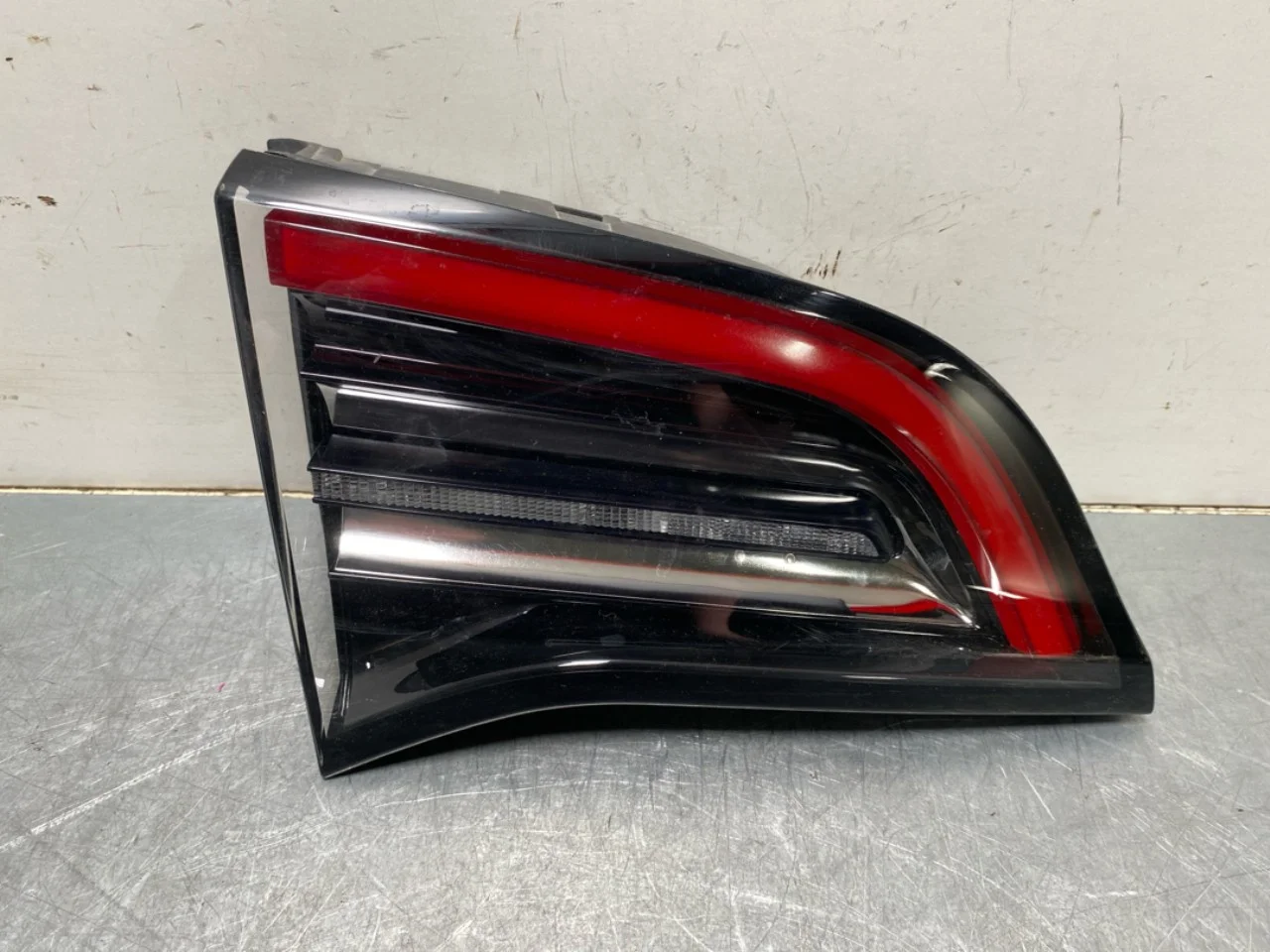 Tesla MODEL Y 2021- Hátsó lámpa, bal, csomagtérajtón (belső)