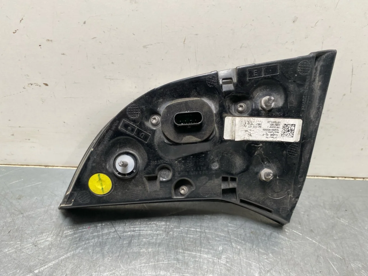 Tesla MODEL Y 2021- Lampă spate, stânga, pe hayon (interioară) vedere 2