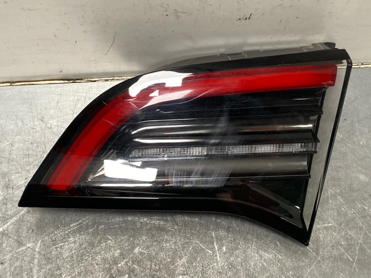 Tesla MODEL Y 2021- Hátsó lámpa, jobb, csomagtérajtón (belső)