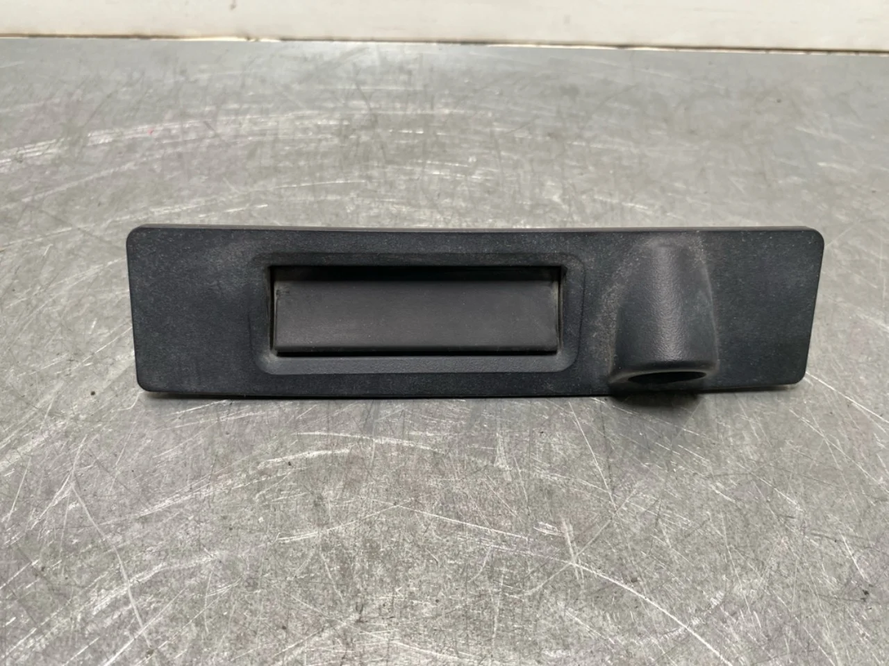 Tesla MODEL Y 2021- Tailgate exterior handle