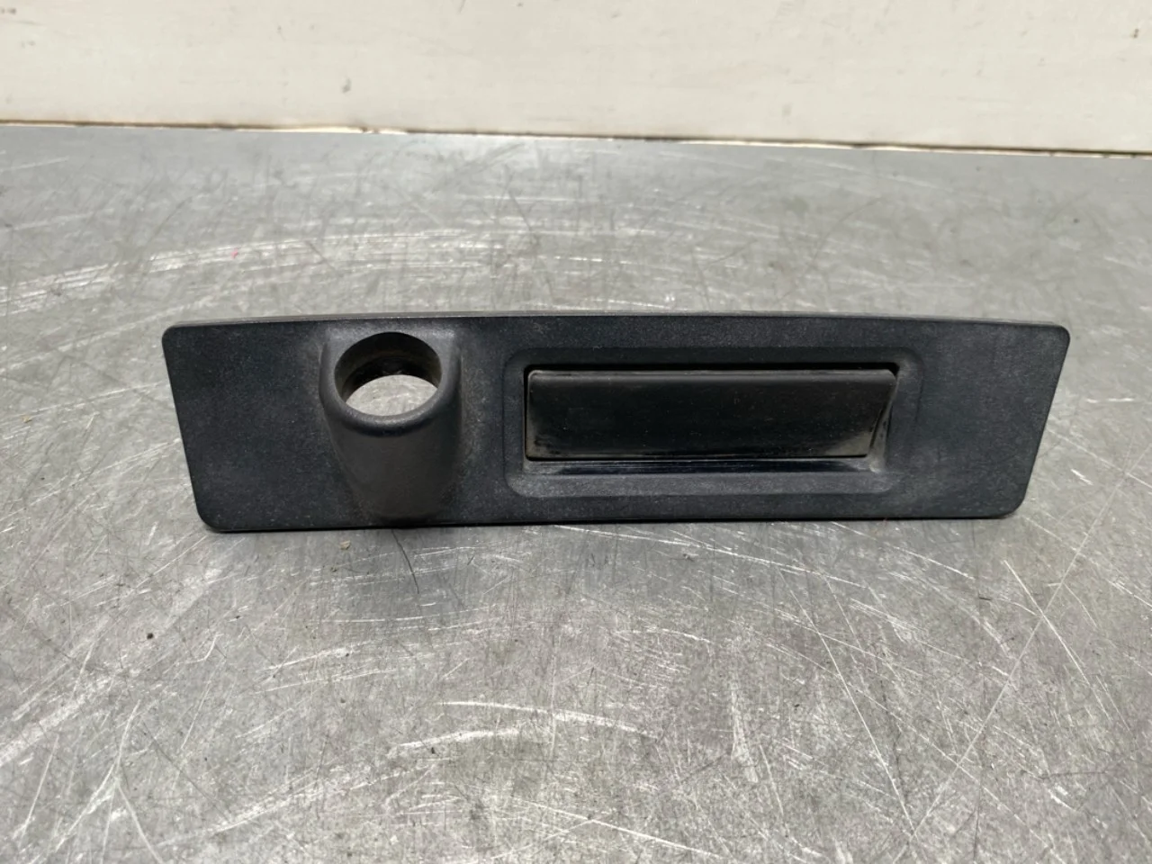 Tesla MODEL Y 2021- Tailgate exterior handle view 2