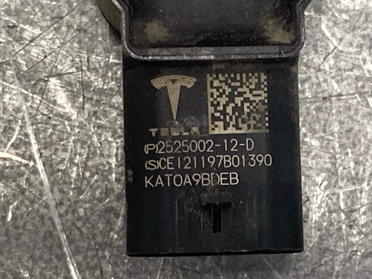 Tesla MODEL Y 2021- Parkolószenzor, első nézet 3