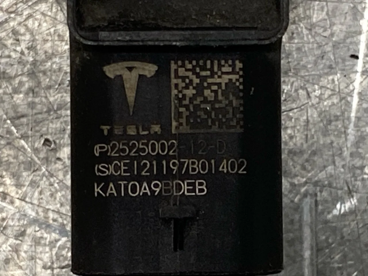 Tesla MODEL Y 2021- Parkolószenzor, első nézet 3