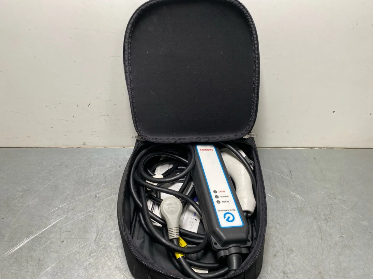 Nissan LEAF 2011-17 Battery charger view 3