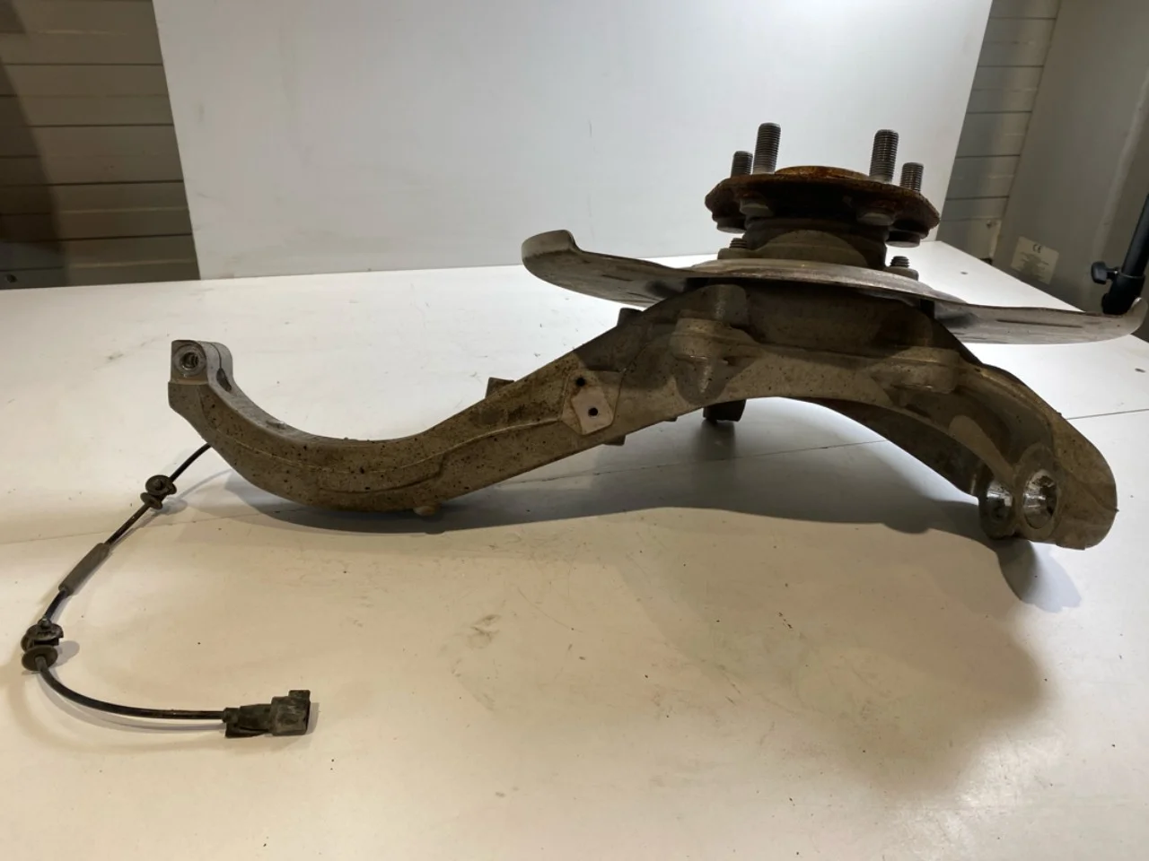 Tesla MODEL Y 2021- Front right steering knuckle