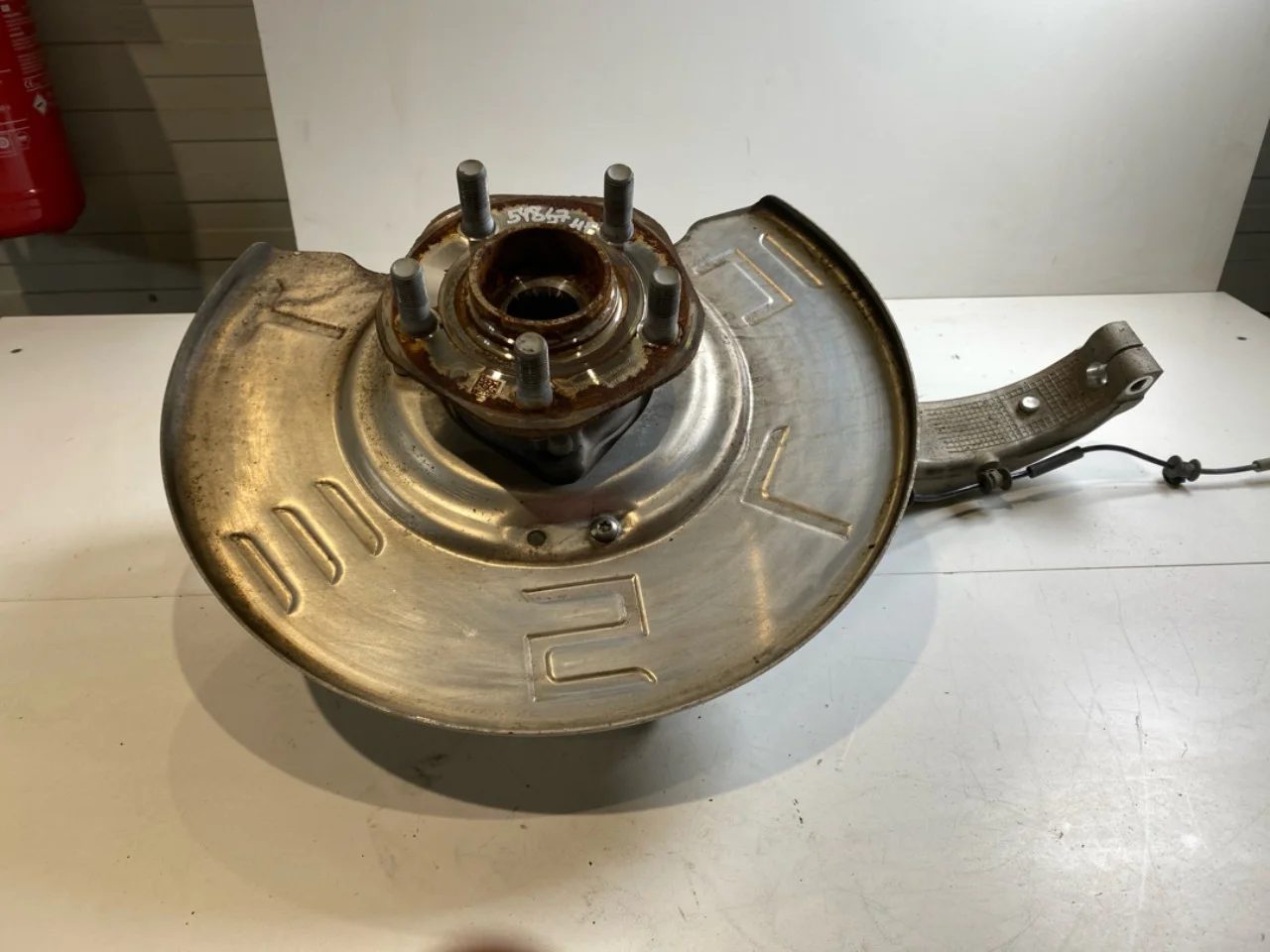 Tesla MODEL Y 2021- Front right steering knuckle view 3