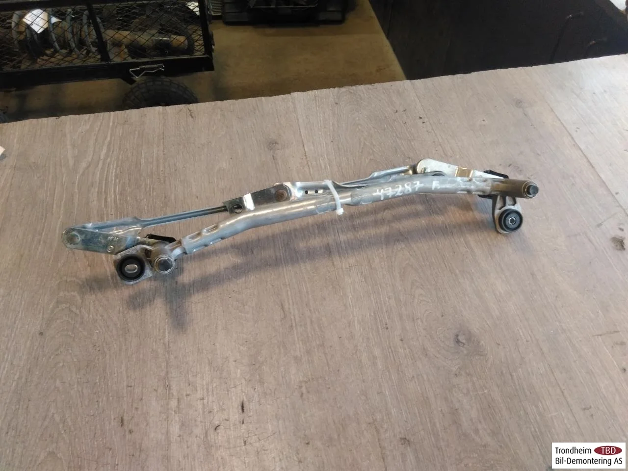 Skoda ENYAQ IV 2021- Windshield wiper linkage view 2