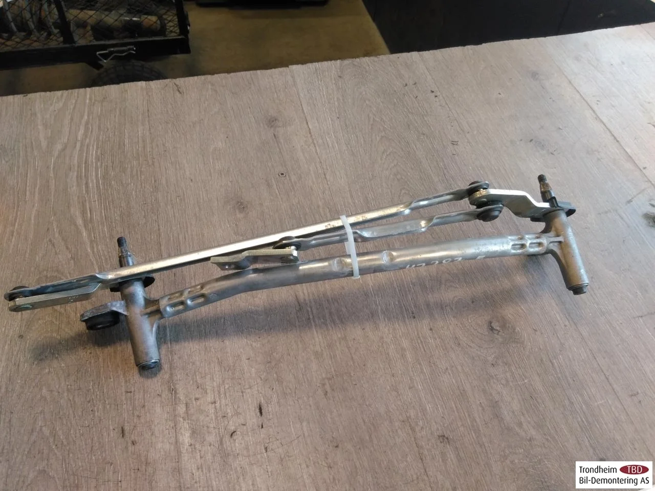 Skoda ENYAQ IV 2021- Windshield wiper linkage view 3