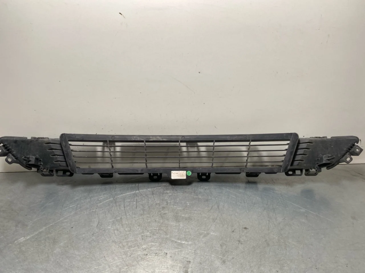 Tesla MODEL Y 2021- Grille, center section view 2