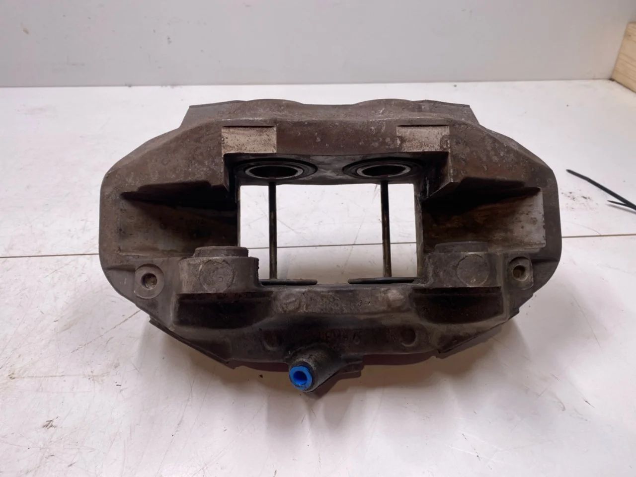 Mercedes EQC 2020- Front left brake caliper view 3