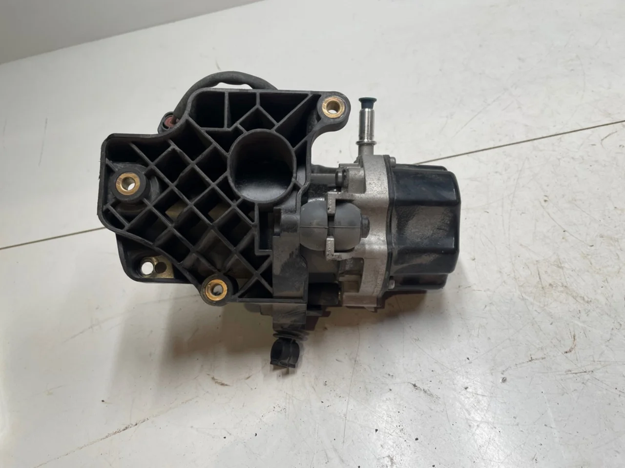 Mercedes EQC 2020- Vacuum pump view 2