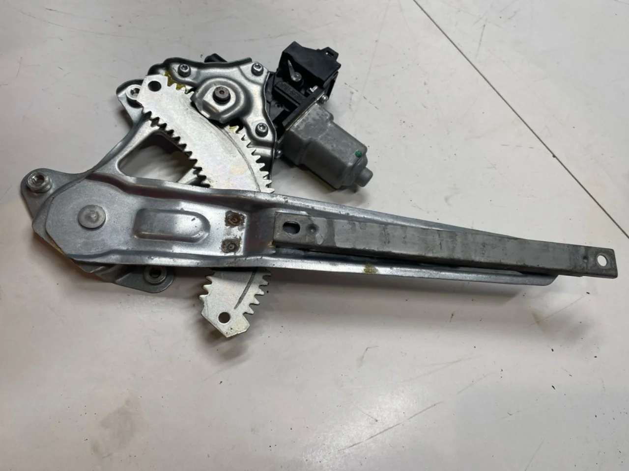Nissan LEAF 2017-24 Electric window regulator, complete view 3