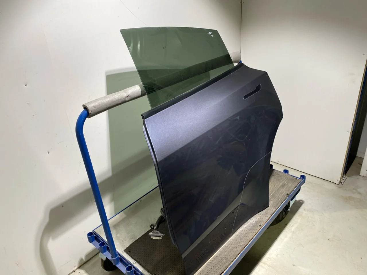 Tesla MODEL Y 2021- Ajtó, 4 ajtós, hátsó, bal nézet 2