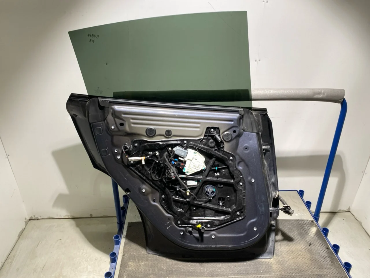 Tesla MODEL Y 2021- Ajtó, 4 ajtós, hátsó, bal nézet 4
