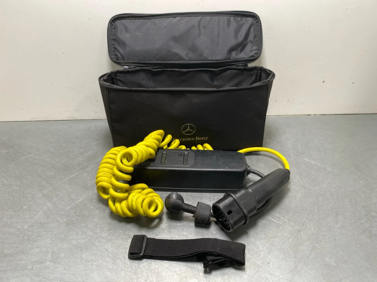 Mercedes B 180-200 W246/W242 2012-19 Battery charger