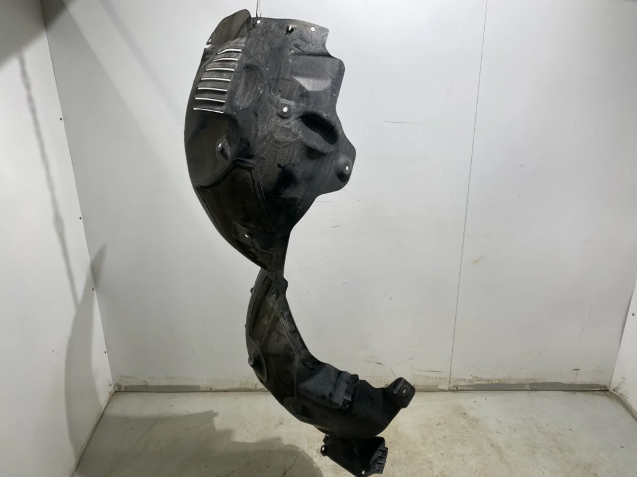 Tesla MODEL Y 2021- Inner fender liner view 2