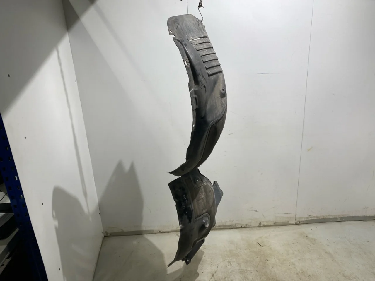 Tesla MODEL Y 2021- Inner fender liner view 3