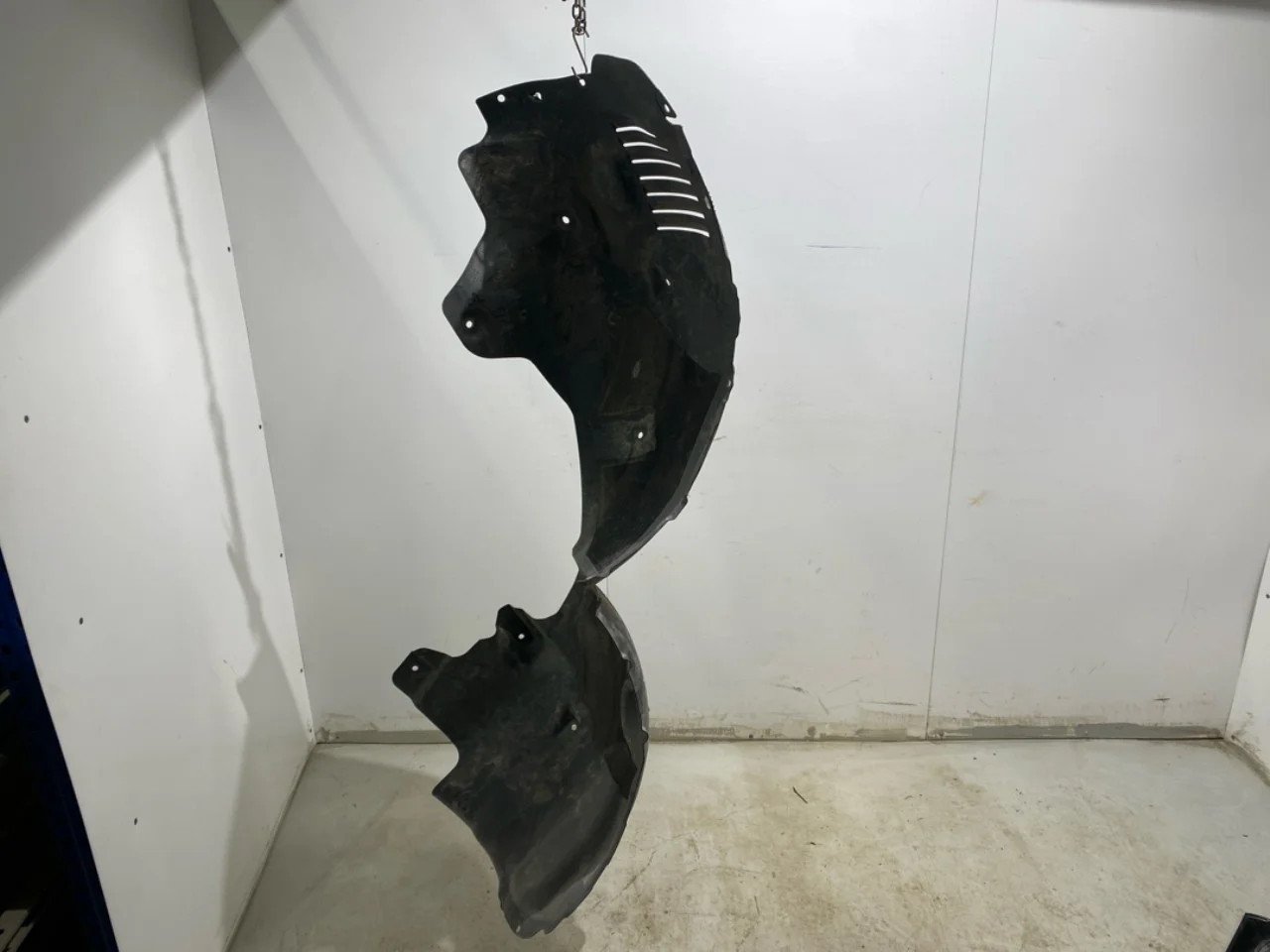 Tesla MODEL Y 2021- Inner fender liner view 4