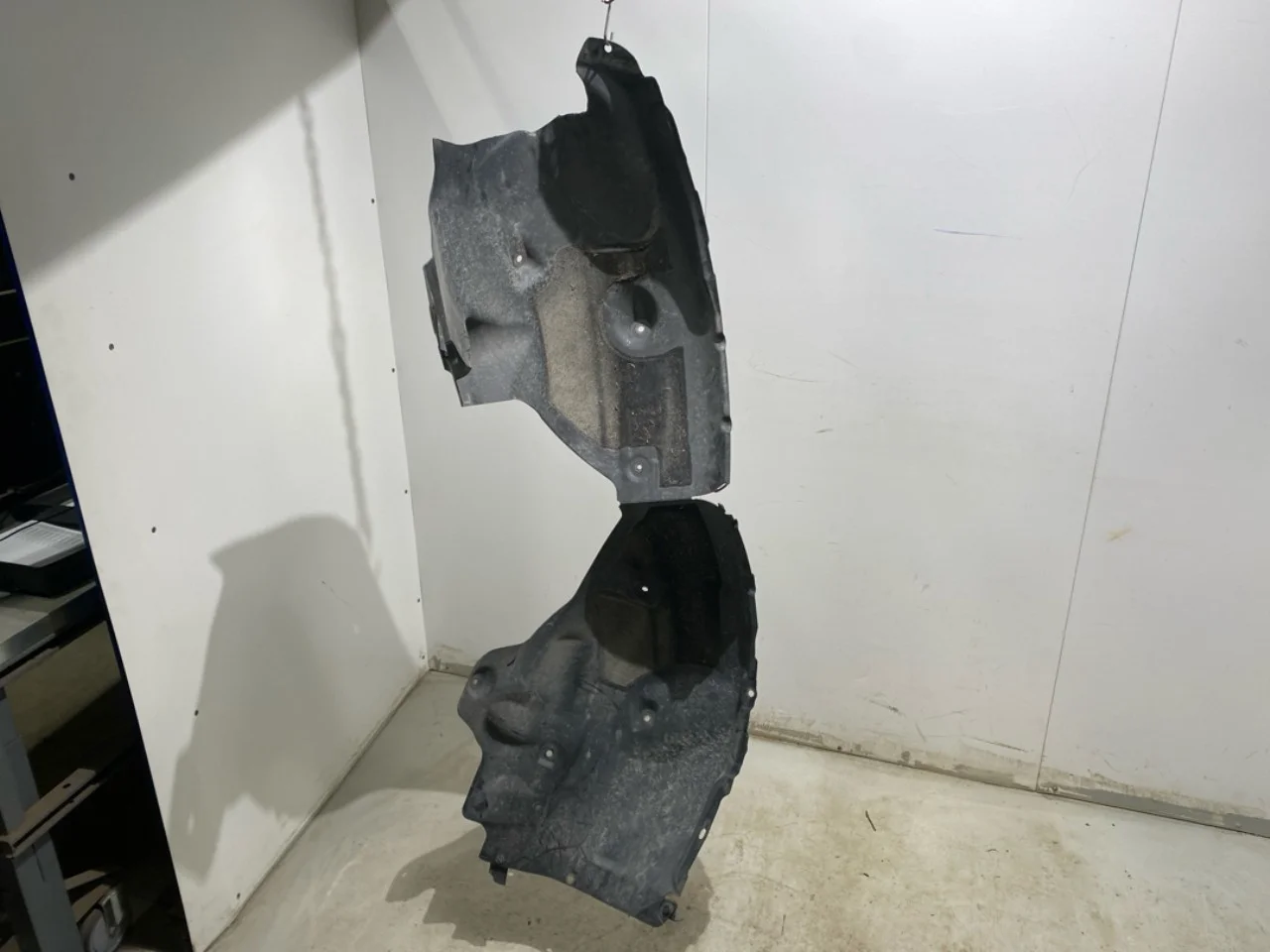 Tesla MODEL Y 2021- Inner fender liner view 2
