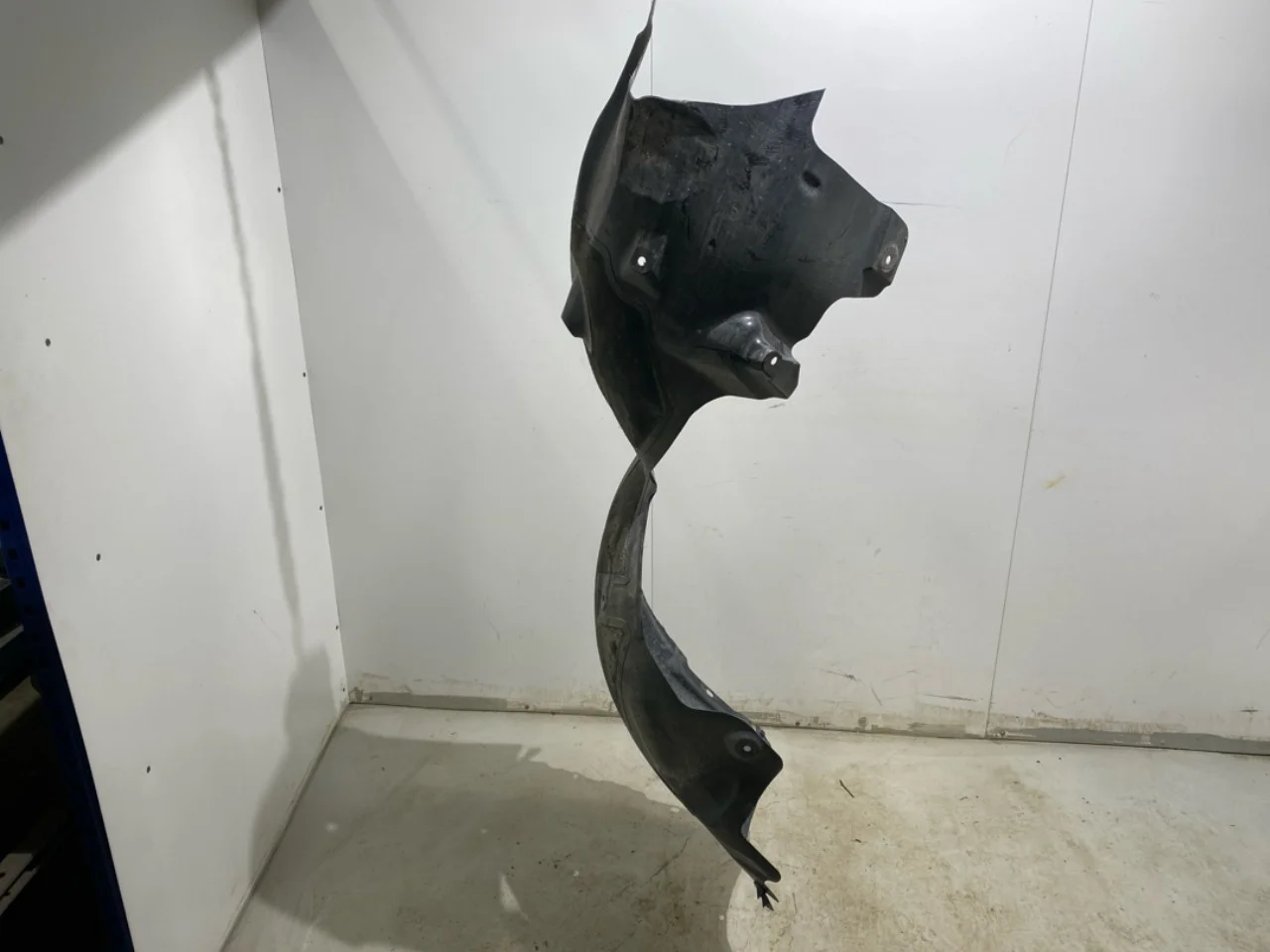 Tesla MODEL Y 2021- Inner fender liner view 3