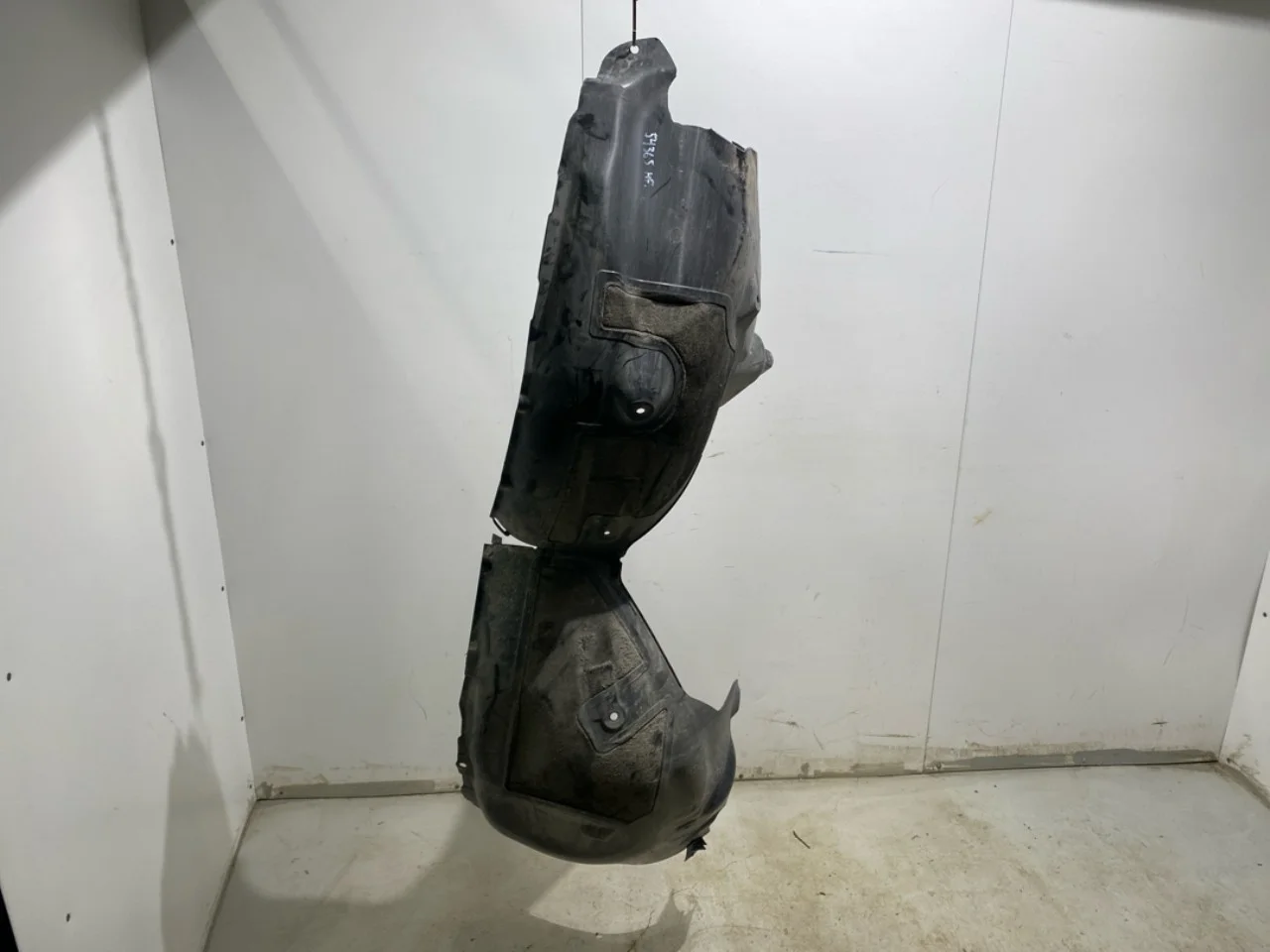 Tesla MODEL Y 2021- Inner fender liner view 4
