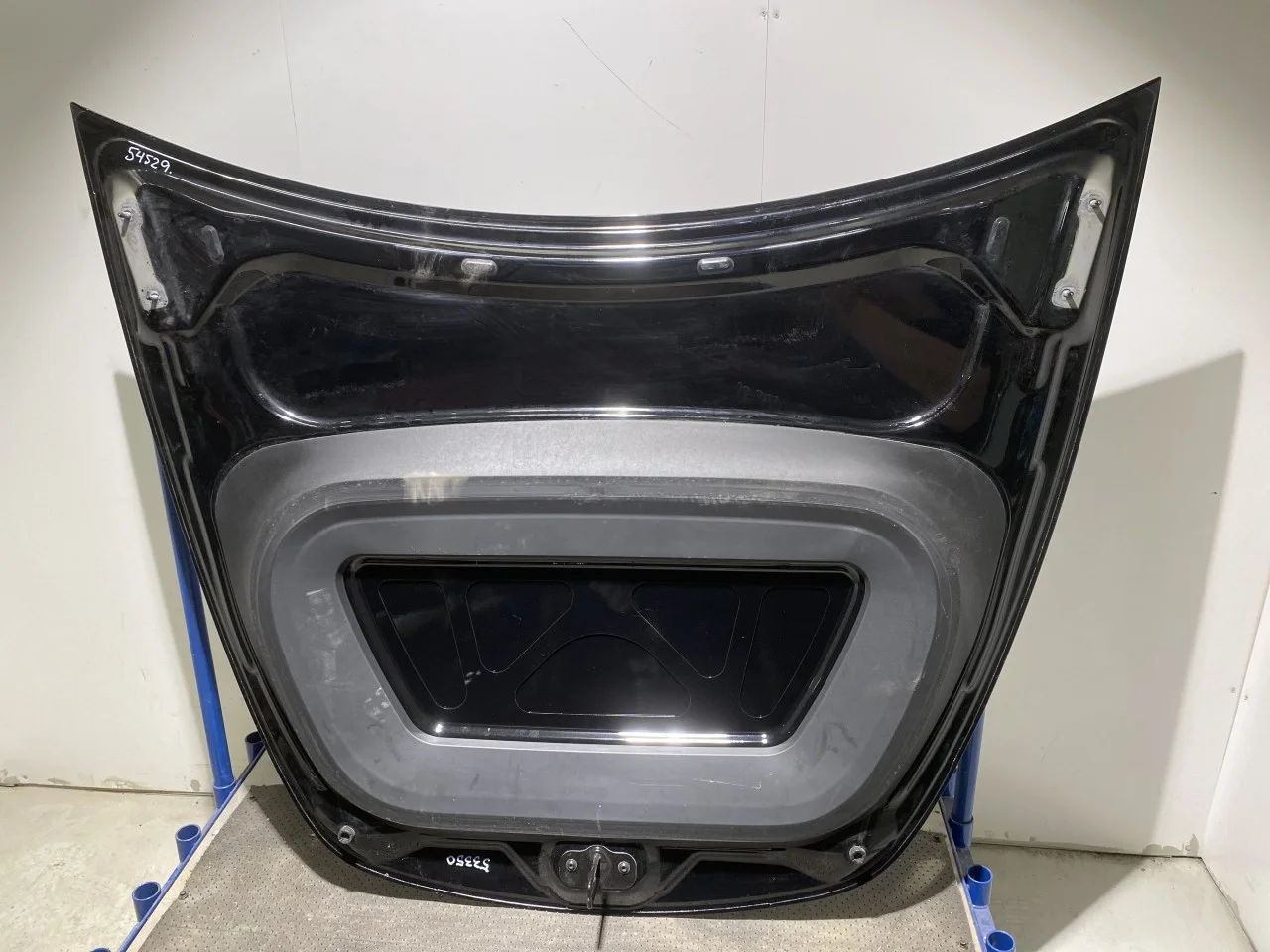 Tesla MODEL Y 2021- Bonnet view 4