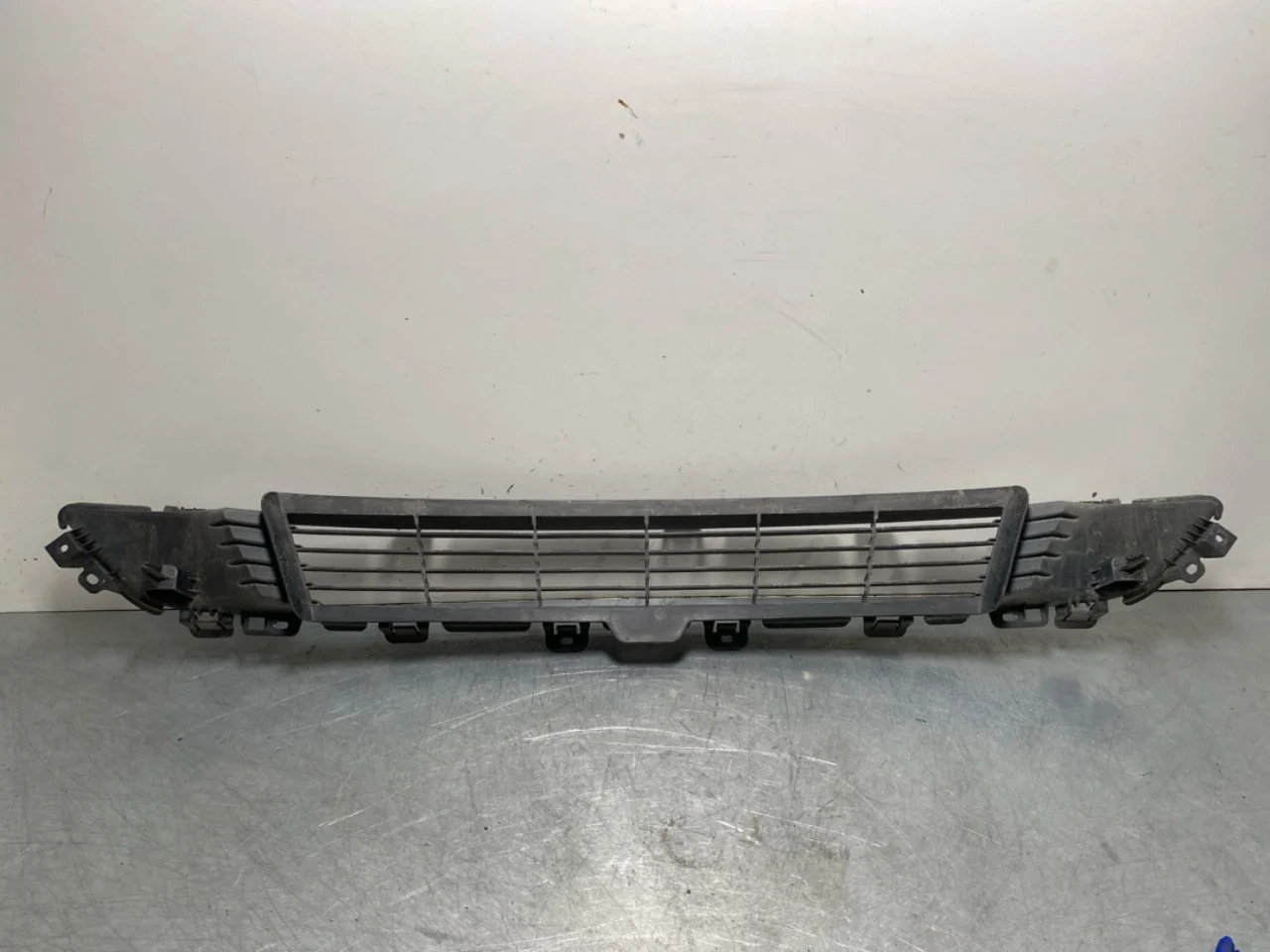 Tesla MODEL Y 2021- Grille, center section view 2