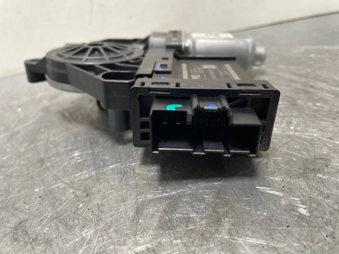 Polestar 2 2020- Window regulator motor view 3