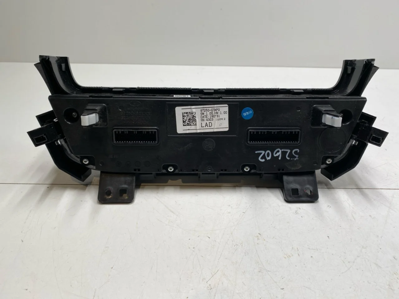 Hyundai IONIQ AE 2017-22 Heater control unit view 3
