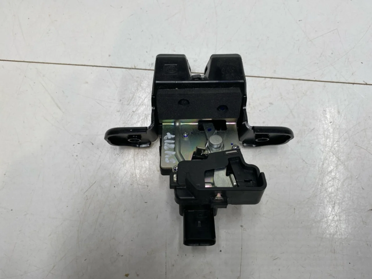Kia SOUL 2009- Tailgate lock view 2