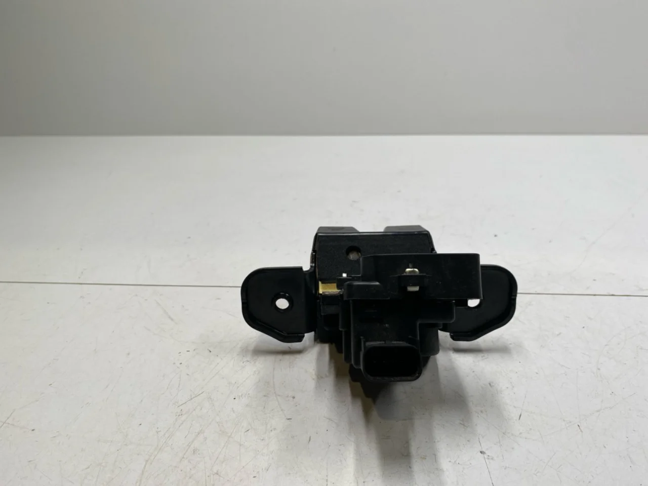 Kia SOUL 2009- Tailgate lock view 3